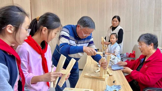 探索榫卯之妙感受匠心传承之美AG真人平台“现代小鲁班”(图2)