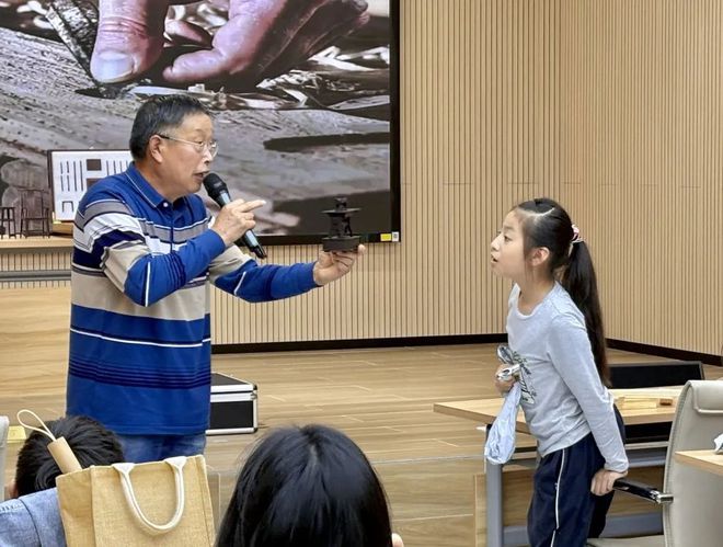 探索榫卯之妙感受匠心传承之美AG真人平台“现代小鲁班”(图5)