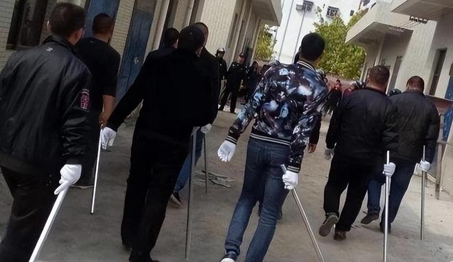 享受生活把女狱警当情妇还控制警察AG真人辽宁黑老大邹显卫在监狱(图3)