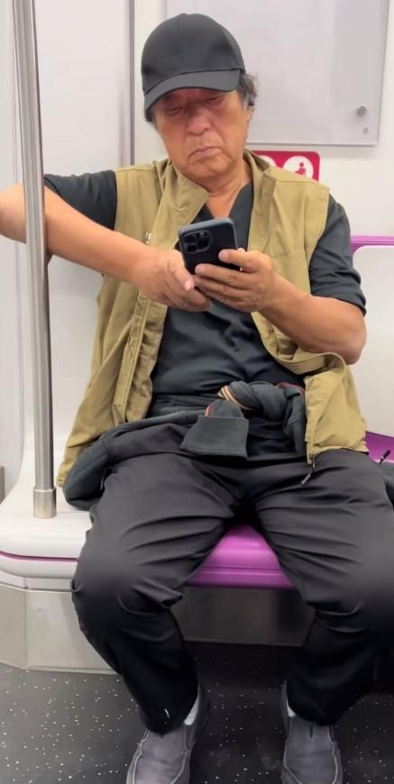 遇老态龙钟认不出裤腿上还有白色油漆AG真人app76岁牛群坐地铁被偶(图1)