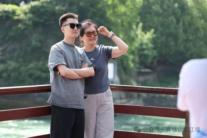 都江堰太火爆NPC白娘子被求合影到宕机AG真人平台顶流实锤！这个五一青城山(图2)