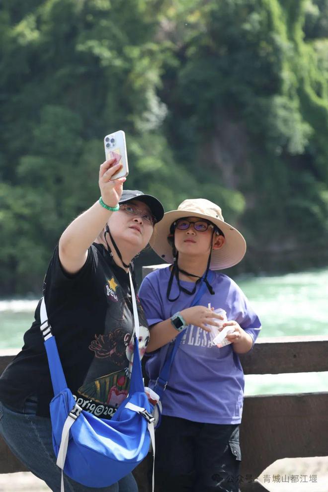 都江堰太火爆NPC白娘子被求合影到宕机AG真人平台顶流实锤！这个五一青城山(图3)