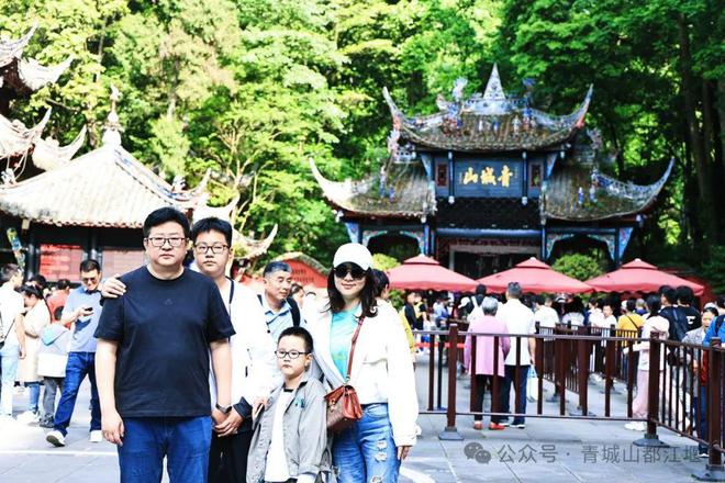 都江堰太火爆NPC白娘子被求合影到宕机AG真人平台顶流实锤！这个五一青城山(图4)