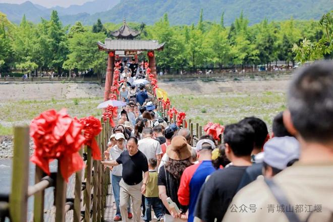都江堰太火爆NPC白娘子被求合影到宕机AG真人平台顶流实锤！这个五一青城山(图6)