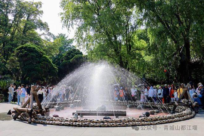 都江堰太火爆NPC白娘子被求合影到宕机AG真人平台顶流实锤！这个五一青城山(图7)