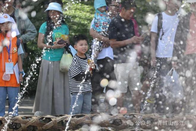 都江堰太火爆NPC白娘子被求合影到宕机AG真人平台顶流实锤！这个五一青城山(图9)