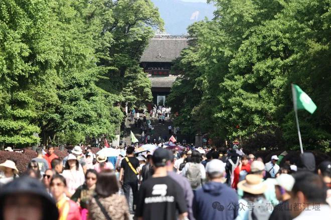 都江堰太火爆NPC白娘子被求合影到宕机AG真人平台顶流实锤！这个五一青城山(图14)