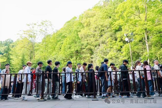 都江堰太火爆NPC白娘子被求合影到宕机AG真人平台顶流实锤！这个五一青城山(图15)