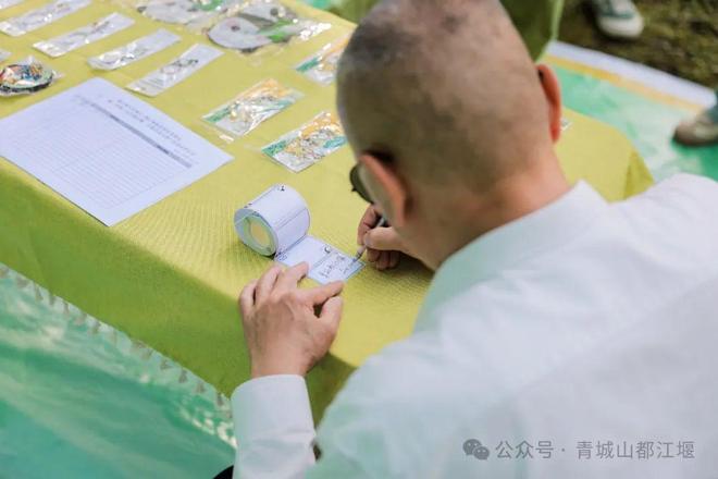 都江堰太火爆NPC白娘子被求合影到宕机AG真人平台顶流实锤！这个五一青城山(图17)