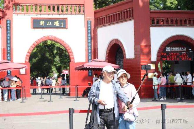 都江堰太火爆NPC白娘子被求合影到宕机AG真人平台顶流实锤！这个五一青城山(图18)