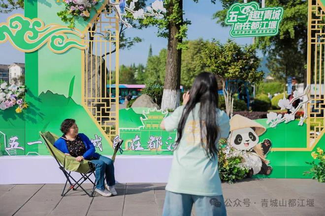 都江堰太火爆NPC白娘子被求合影到宕机AG真人平台顶流实锤！这个五一青城山(图20)
