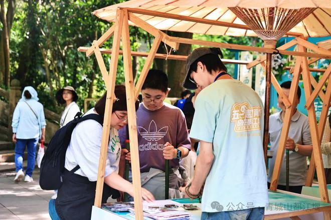 都江堰太火爆NPC白娘子被求合影到宕机AG真人平台顶流实锤！这个五一青城山(图21)