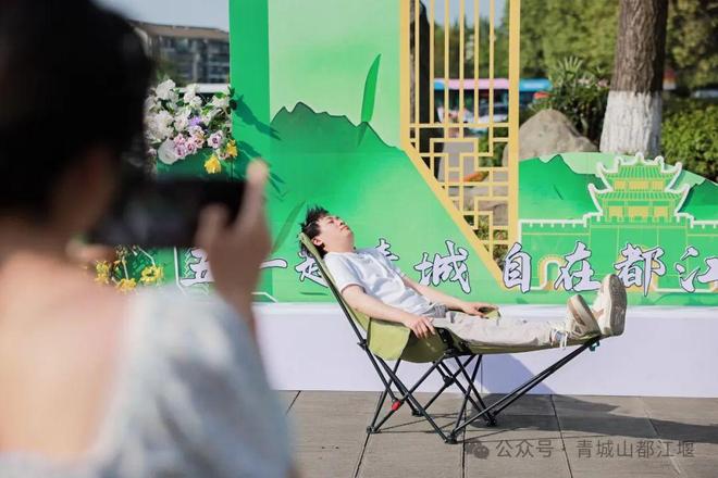 都江堰太火爆NPC白娘子被求合影到宕机AG真人平台顶流实锤！这个五一青城山(图22)