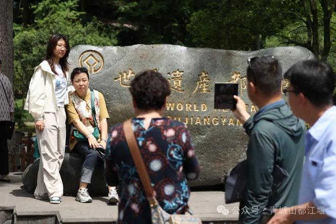 都江堰太火爆NPC白娘子被求合影到宕机AG真人平台顶流实锤！这个五一青城山(图23)