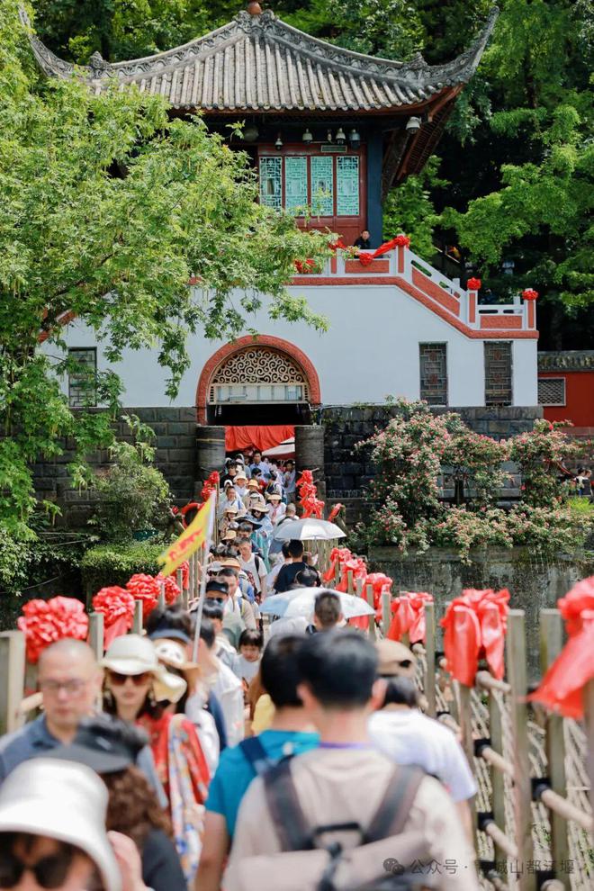 都江堰太火爆NPC白娘子被求合影到宕机AG真人平台顶流实锤！这个五一青城山(图27)