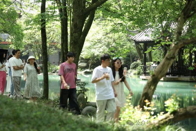 都江堰太火爆NPC白娘子被求合影到宕机AG真人平台顶流实锤！这个五一青城山(图28)